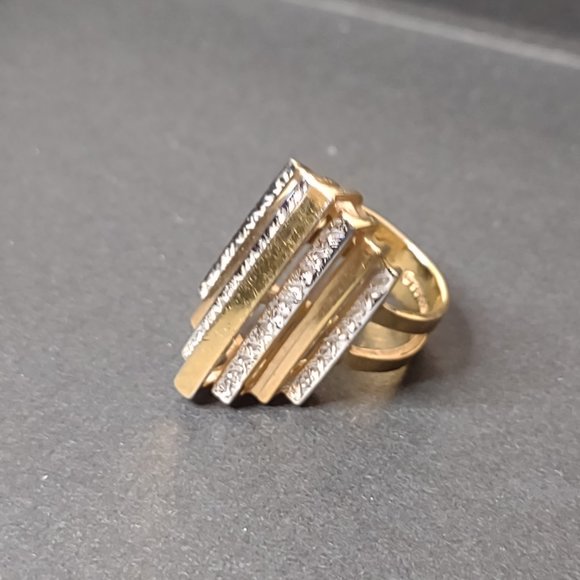 Very Pretty Size 4.75 Two Tone Gold Electroplated Ring - Picture 12 of 13